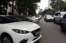 Coi xe dưới lòng đường: Hà Nội chuyển từ đỗ chéo sang đỗ dọc