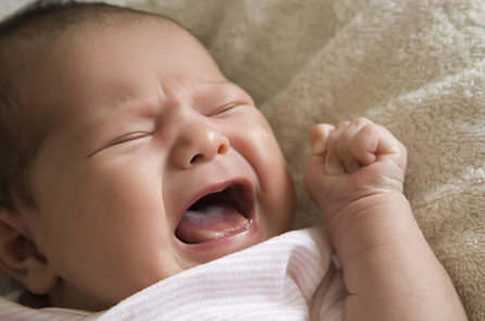 Cách xử lý khi ’em bé khóc nấc đòi mẹ’ dành cho các ông bố