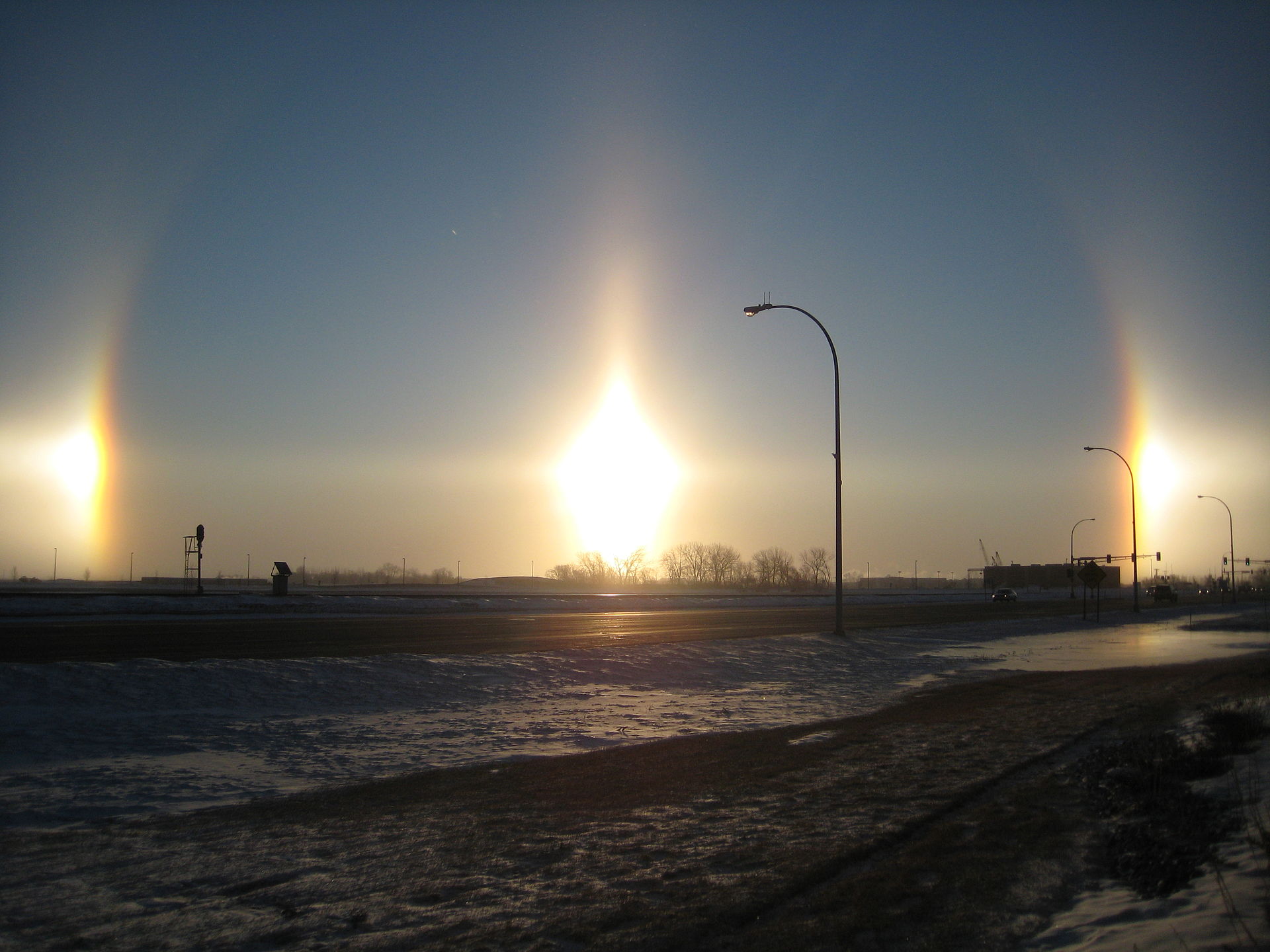 Mặt trời giả ở North Dakota, Hoa Kỳ, với quầng sáng 22 độ rất rõ (ảnh: Public Domain)