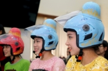 Tặng 4.000 mũ bảo hiểm ‘tằng cẩu’ cho phụ nữ dân tộc Thái