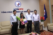 Nữ nhân viên thu ngân trả lại 1 tỷ đồng cho người đánh rơi trên đường