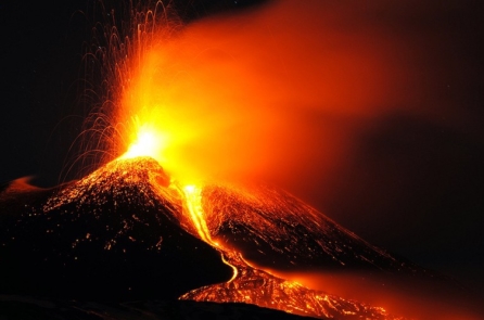 Núi lửa phun trào ở nhiều nơi: Điều gì đang xảy ra trong lõi Trái Đất?