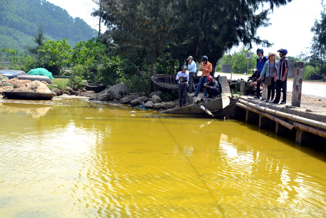 nuoc mau vang duc song lach giang