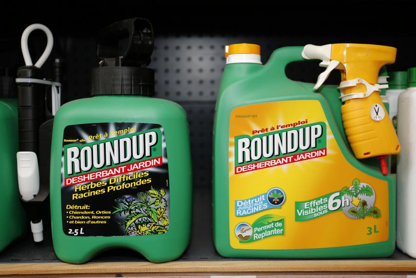 Khoảng 1 tỷ pound thuốc diệt cỏ glyphosate được dùng mỗi năm tại Mỹ (Ảnh: Newsweek)