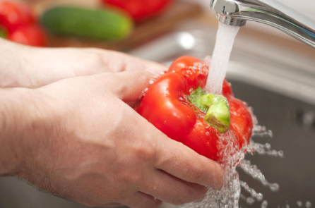 Rửa rau quả thế nào để loại bỏ dư lượng thuốc trừ sâu?