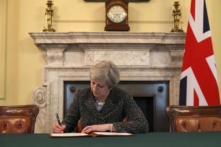 Thủ tướng Anh gửi thư tới EU, kích hoạt tiến trình Brexit
