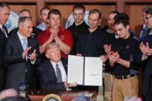 Donald Trump kết thúc ‘cuộc chiến chống than đá’