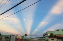 Video những vệt sáng lạ xuất hiện trên bầu trời Sài Gòn (video)