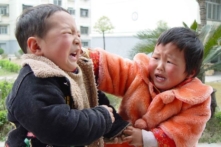 Khi con bị bạn đánh, cha mẹ có nên dạy con đánh lại?