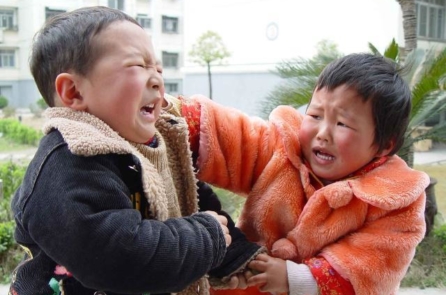 Khi con bị bạn đánh, cha mẹ có nên dạy con đánh lại?