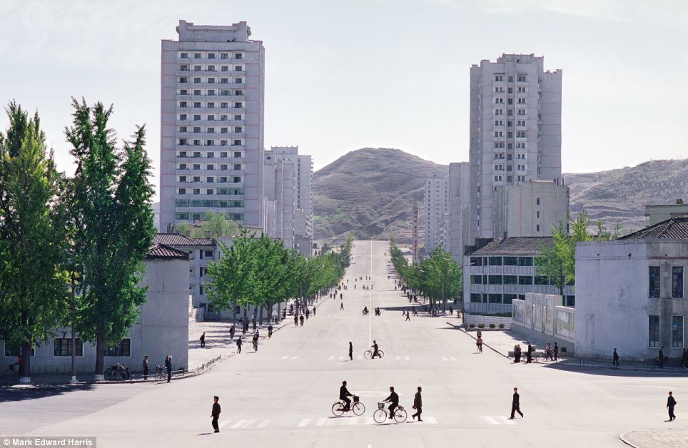 Giao thông trên đường phố thành phố Kaesong, một địa điểm du lịch lớn của Bắc Hàn (Ảnh: Mark Edward Harris )