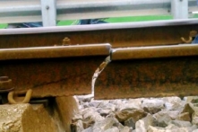 Đường ray tàu gãy đôi, tàu hỏa chở hơn 1.000 khách dừng khẩn cấp