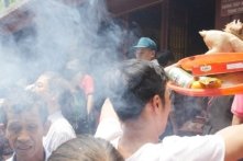 ‘Lối tắt’ – Băng rừng, ném tiền, chen nhau cúng lễ ở lễ hội Đền Hùng