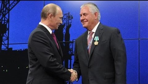 Tổng thống Nga Putin gặp ông Rex Tillerson năm 2012 tại Moscow, khi đó ông Tillerson đang là Chủ tịch tập đoàn dầu khí ExxonMobil (Ảnh: Youtube)