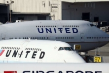 Cổ phiếu United Airlines mất giá 1 tỷ đô sau vụ cưỡng chế hành khách gốc Việt