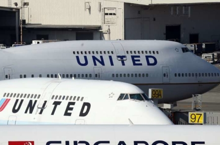 Cổ phiếu United Airlines mất giá 1 tỷ đô sau vụ cưỡng chế hành khách gốc Việt