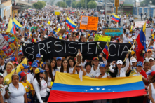 Venezuela: Phụ nữ biểu tình tặng hoa hồng cho lực lượng an ninh