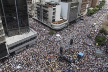Khủng hoảng Venezuela lan rộng, cảnh sát bắn chết người biểu tình