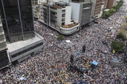 Khủng hoảng Venezuela lan rộng, cảnh sát bắn chết người biểu tình
