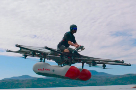 Startup của ông chủ Google công bố mẫu xe bay trên mặt nước