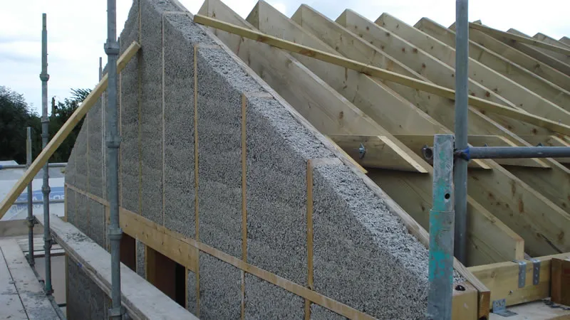 Một công trình đang được xây dựng từ HempCrete (ảnh: limecrete)