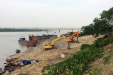 An Giang: Hàng chục người dân góp tiền để ngăn chặn việc khai thác cát