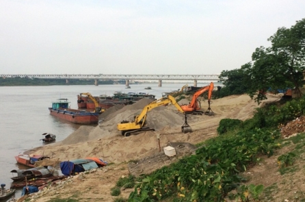 An Giang: Hàng chục người dân góp tiền để ngăn chặn việc khai thác cát