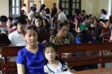 Vụ bé gái bị hỏng một mắt: Nhà trường phải bồi thường gần 110 triệu đồng do thiếu trách nhiệm