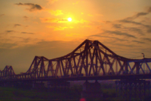 Hà Nội cấm xe để thử nghiệm trải bê tông nhựa nguội lên mặt cầu Long Biên