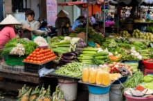Tại sao giá bán lẻ thực phẩm của Việt Nam quá đắt?