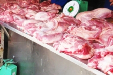 Đưa vào ‘tiêu chí thi đua’, mỗi giáo viên mỗi tháng phải mua 10kg thịt lợn