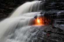 ‘Ngọn lửa vĩnh cửu’ bí ẩn nằm dưới một thác nước ở bang New York (Video)