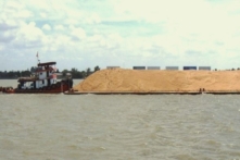 Cần Thơ: 14 sà lan vận chuyển gần 5.000 m3 cát lậu