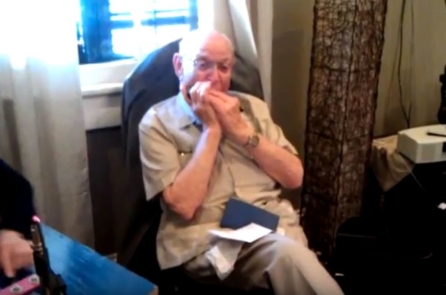 Cụ ông 97 tuổi: Bí quyết sống lâu là chơi harmonica