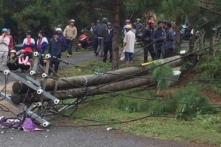 Trụ điện gãy đổ ở Kon Tum: Cô giáo và con trai tử vong, một cháu nhỏ bị thương