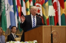 Tại trung tâm của thế giới Hồi giáo, Trump kêu gọi: Hãy tận diệt khủng bố Hồi giáo