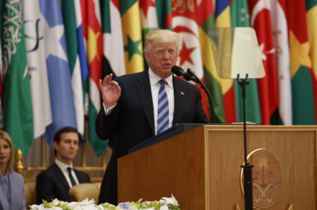 Tại trung tâm của thế giới Hồi giáo, Trump kêu gọi: Hãy tận diệt khủng bố Hồi giáo