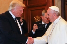 TT Trump gặp Giáo hoàng Francis: Trao thông điệp về hòa bình và tình thương!