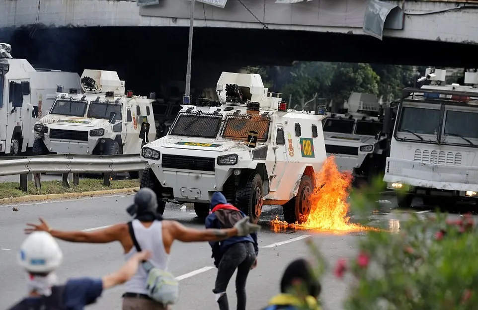 Người dân đốt cháy một xe bọc thép mà chính phủ Maduro dùng để ngăn cản người biểu tình