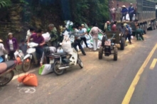 Bất chấp xe tải đâm vào núi, 2 người tử vong, người dân lao vào hôi của