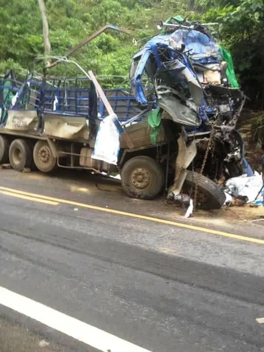 xe tai dam vao nui nguoi dan lao vao hoi cua hoa binh