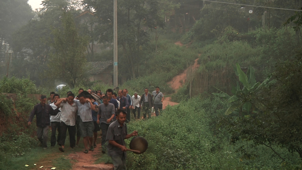 Đám tang của một công nhân nhà máy trẻ tuổi, Yi Long.  (Ảnh của tổ chức Theo dõi Nhân quyền - Human Rights Watch)