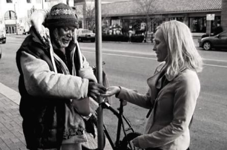 Bài học vô giá từ 1 USD của người đàn ông vô gia cư