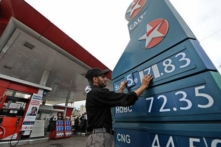 Giá dầu thế giới thấp nhất trong 7 tháng, bất chấp việc OPEC gia hạn cắt giảm sản lượng
