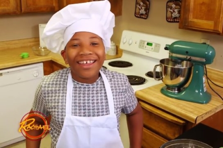 Cậu bé 8 tuổi mở tiệm bánh để mua nhà cho mẹ