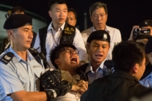 Tập Cận Bình tới Hồng Kông, Hoàng Chi Phong bị bắt