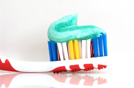 Bệnh răng miệng ngày một nhiều, lý do có thể nằm ngay trong kem đánh răng