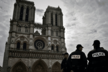 Tấn công bên ngoài nhà thờ ở Paris, nghi có liên quan tới IS