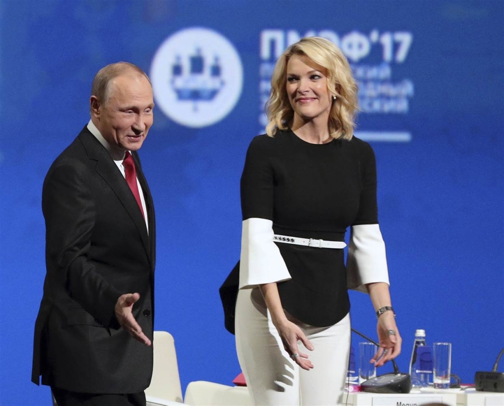 Tổng thống Nga Vladimir Putin và phóng viên Megyn Kelly của kênh NBC News trên sân khấu hội nghị kinh tế St Petersburg