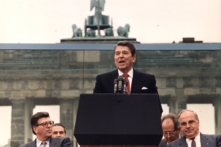 Ngày này 30 năm trước, bài phát biểu lịch sử của Tổng thống Reagan trước bức tường Berlin